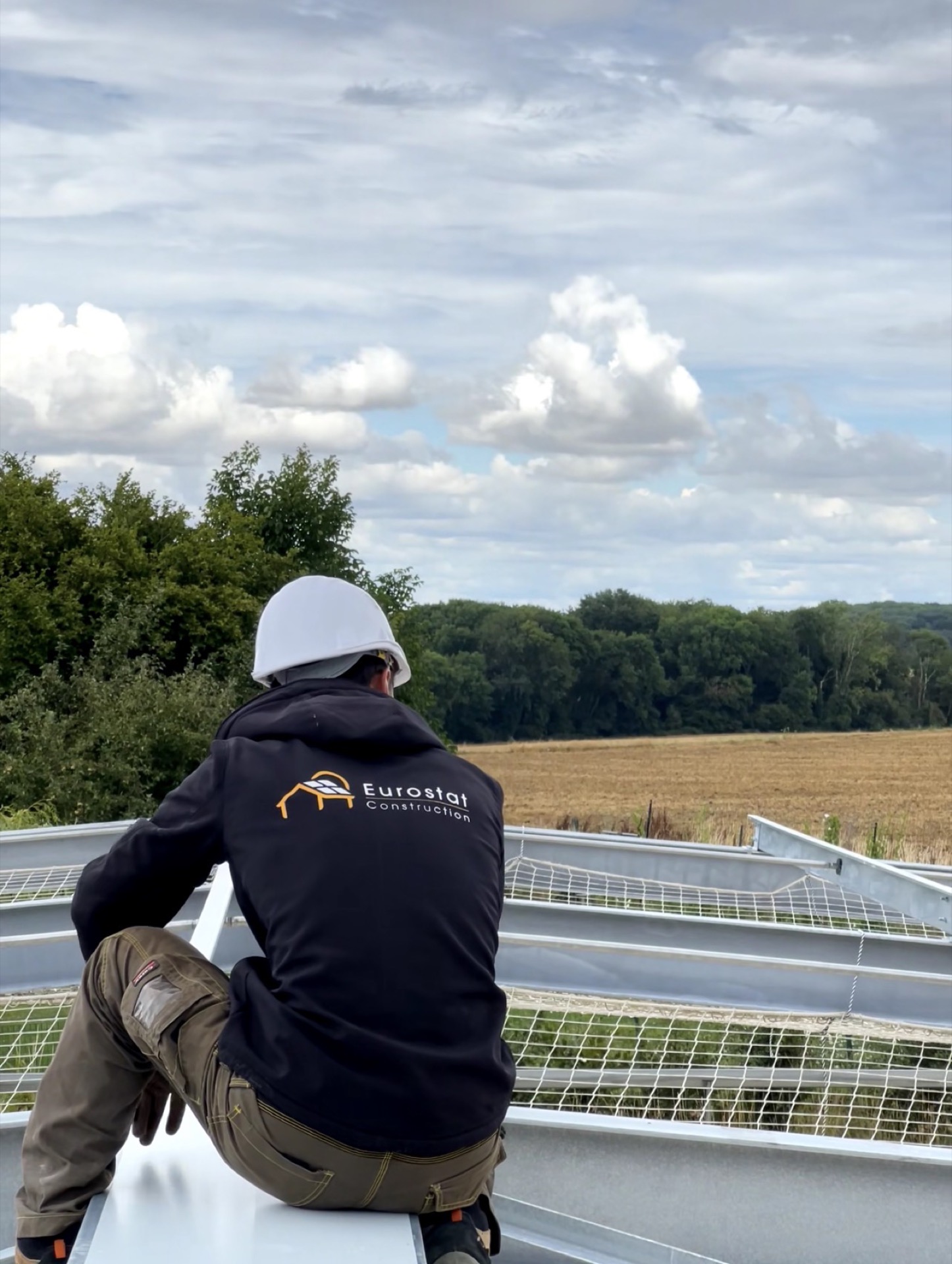 Chantier Eurostat Construction, nacelle en intervention avec vue sur les montagnes