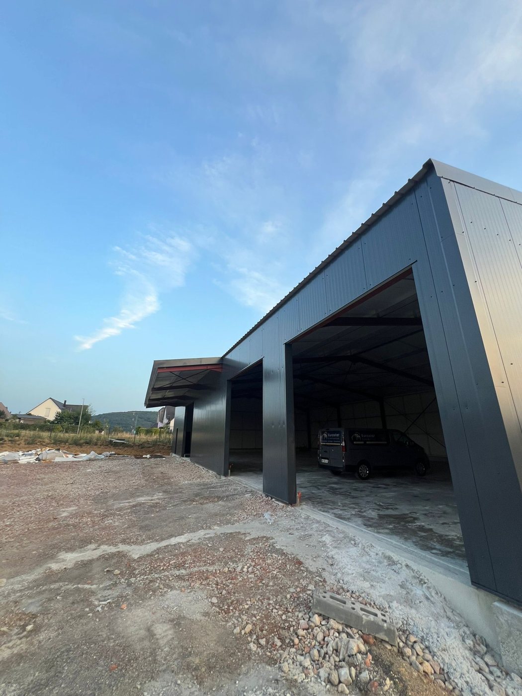 Bâtiment livré habillé en bardage anthracite