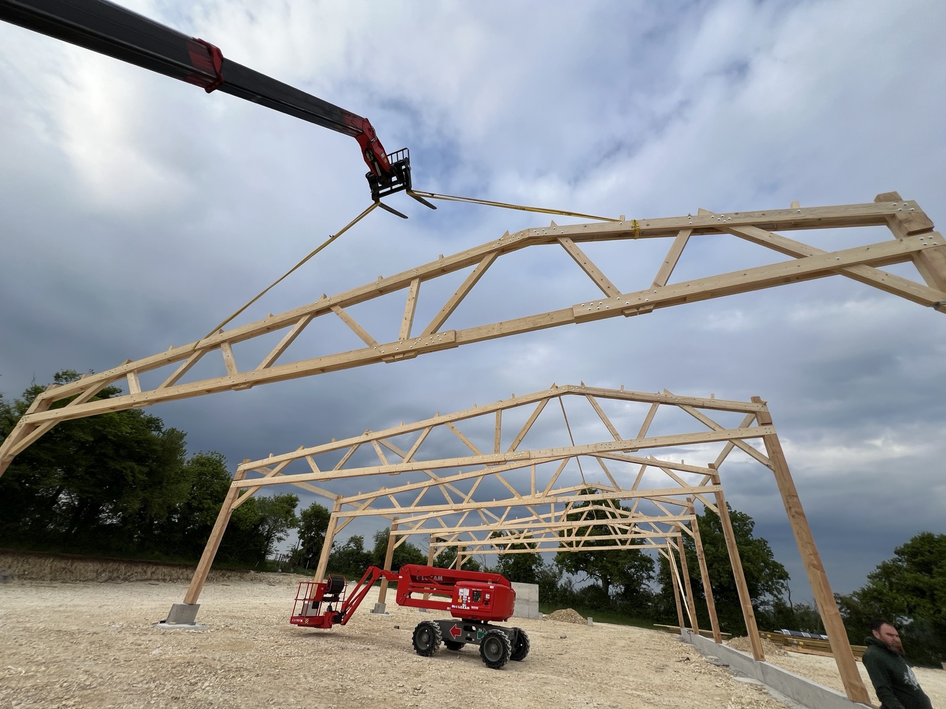 Pose de charpente bois sur chantier agricole, Eurostat Construction