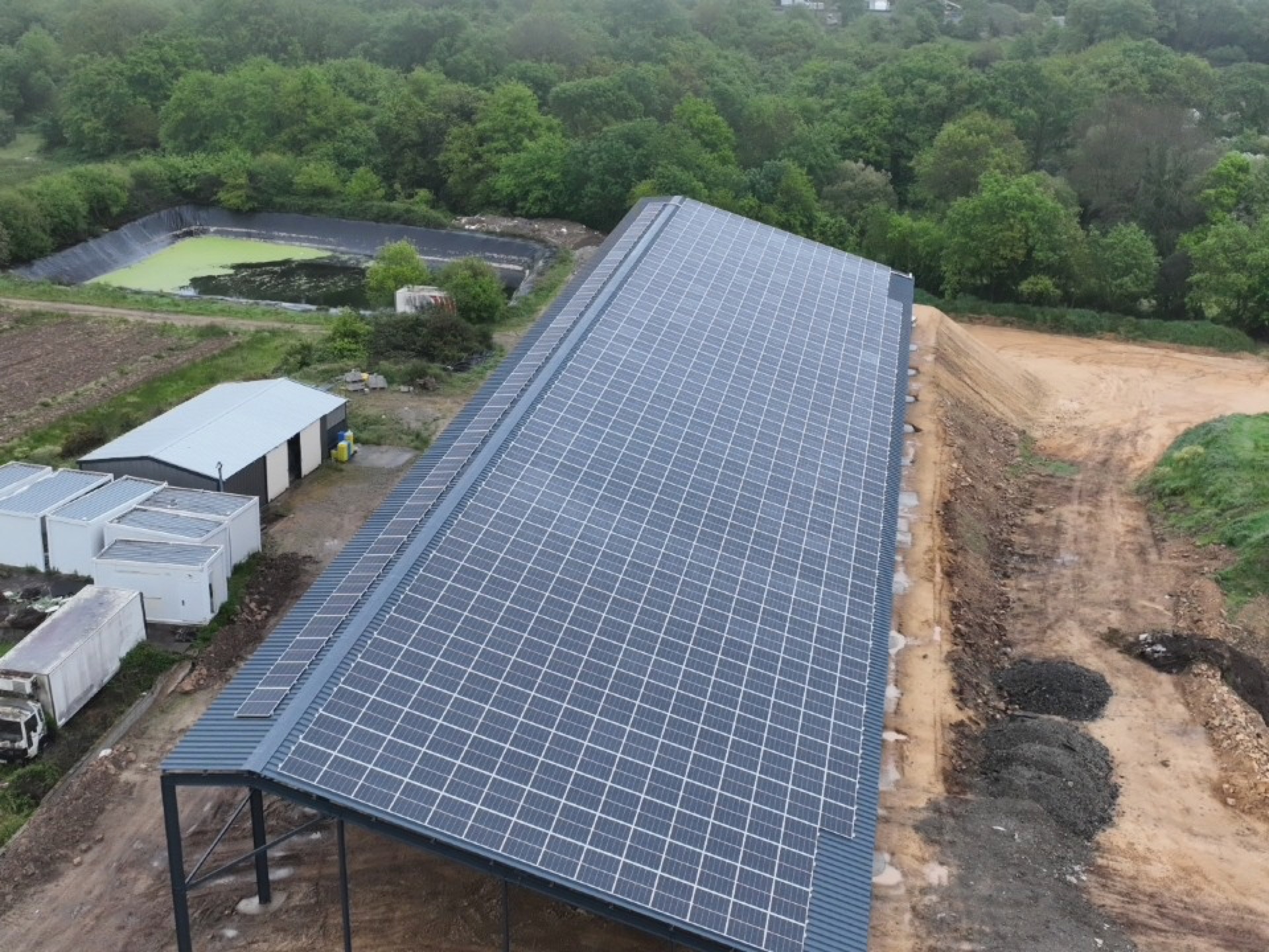 Après : installation photovoltaïque complète sur hangar, vue drone