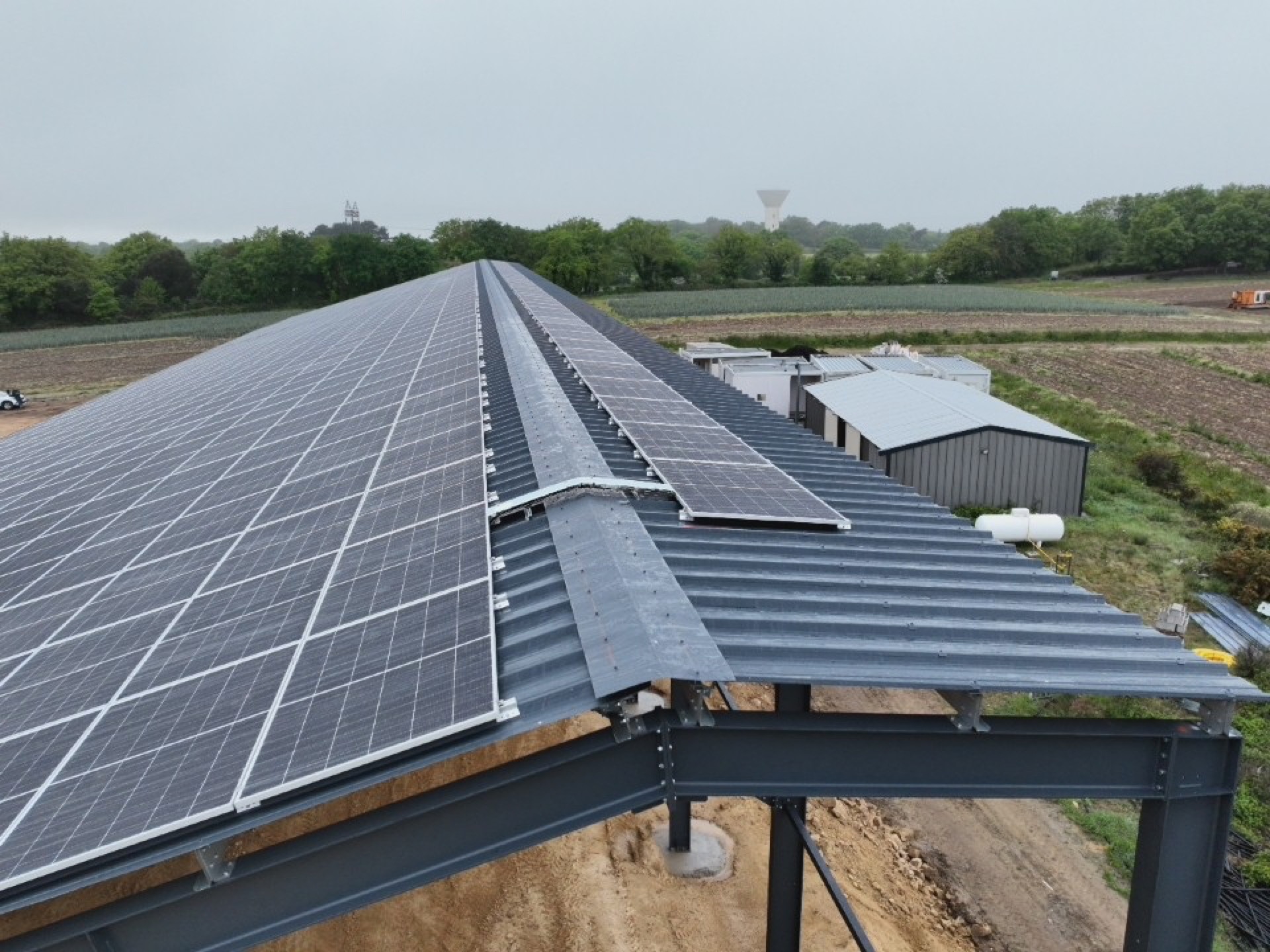 Avant : pose de panneaux solaires sur toiture bac acier en cours